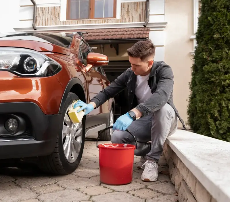 Lavage auto à domicile Saint-Aubin : professionnel intervenant sur un véhicule